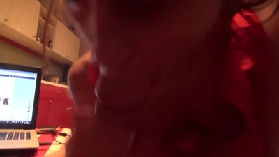 Pelajar sekolah menghisap batang abangnya semasa tiada orang di rumah